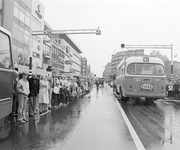 883691 Afbeelding van de optocht met historische autobussen en trams op het Vredenburg te Utrecht ter gelegenheid van ...